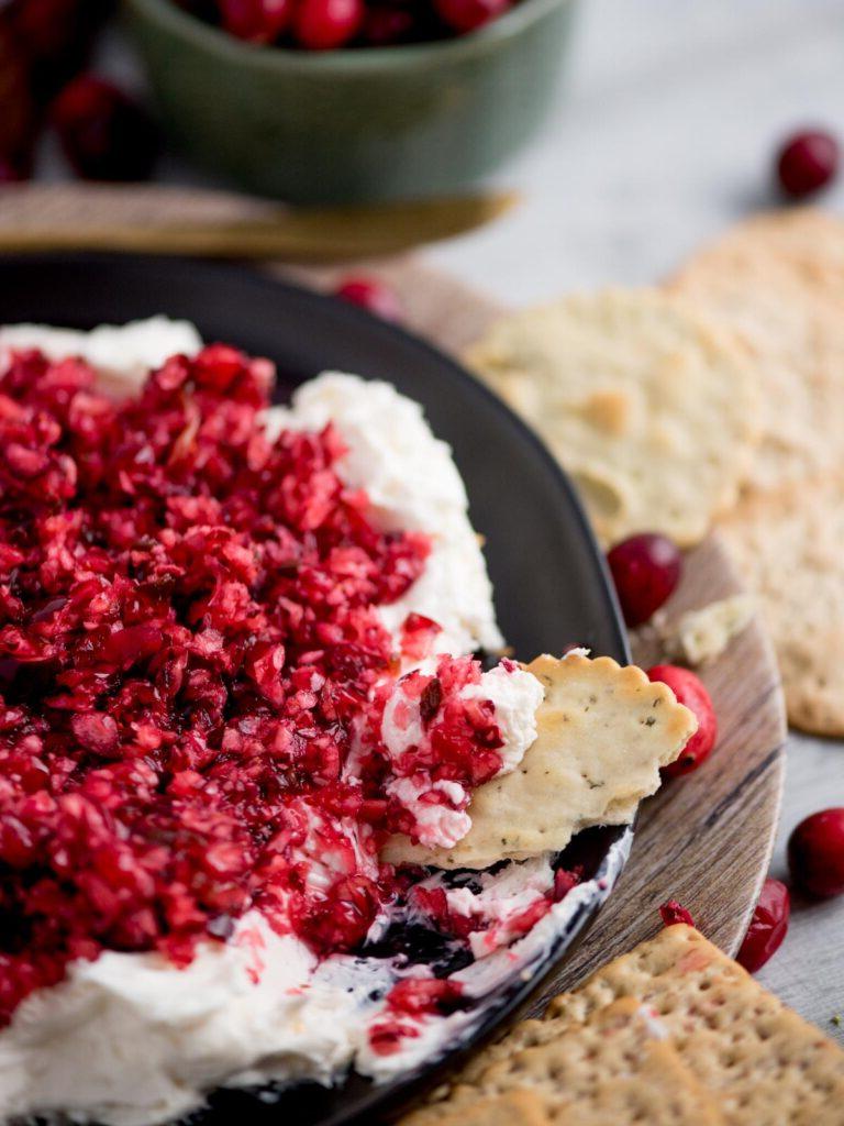 Salsa ai Mirtilli Rossi e Jalapeño 8 Cranberry jalapeno dip served over whipped cream cheese and crackers served around it.