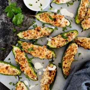 Facili Peperoncini Jalapeño Ripieni di Salsiccia al Forno 8 Peperoni Jalapeño Ripieni al Forno facili con salsa ranch e coriandolo