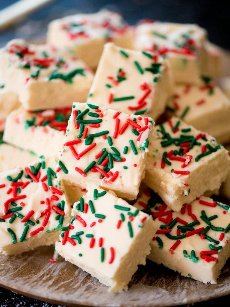 Ricetta Fudge alla Vaniglia – Liscio, Cremoso, Fatto in Casa 8 Fudge alla vaniglia fatto in casa su un piatto con codette