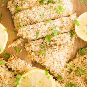 Pollo al Forno al Limone e Pepe 8 Panoramica di pollo al limone e pepe affettato, condito con prezzemolo e limone