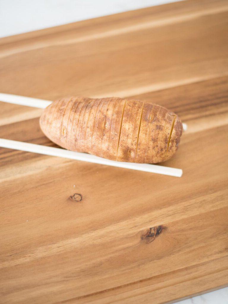 Patate Hasselback all'Aglio 8 patata hasselback affettata su bacchette