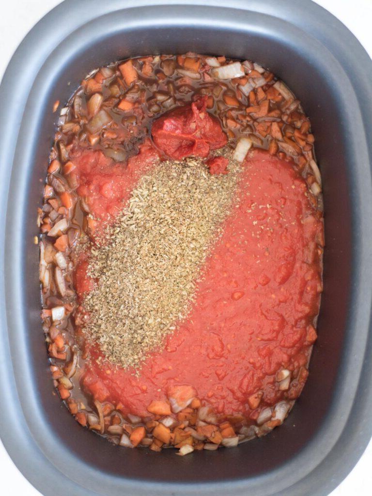 Ragù di Manzo a Lunga Cottura 8 pomodori pelati e erbe versati sulle verdure
