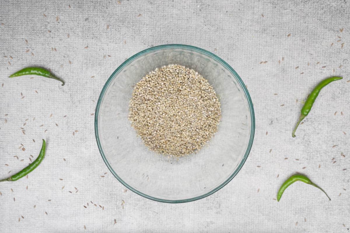 Khichdi di Miglio Perlato 8 Polvere di bajra trasferita in una ciotola.