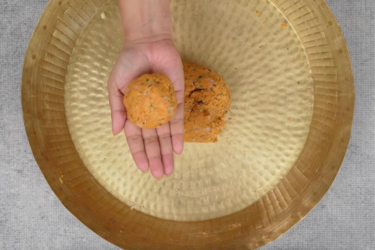 Koki Sindhi 8 Piccola palla di impasto fatta.