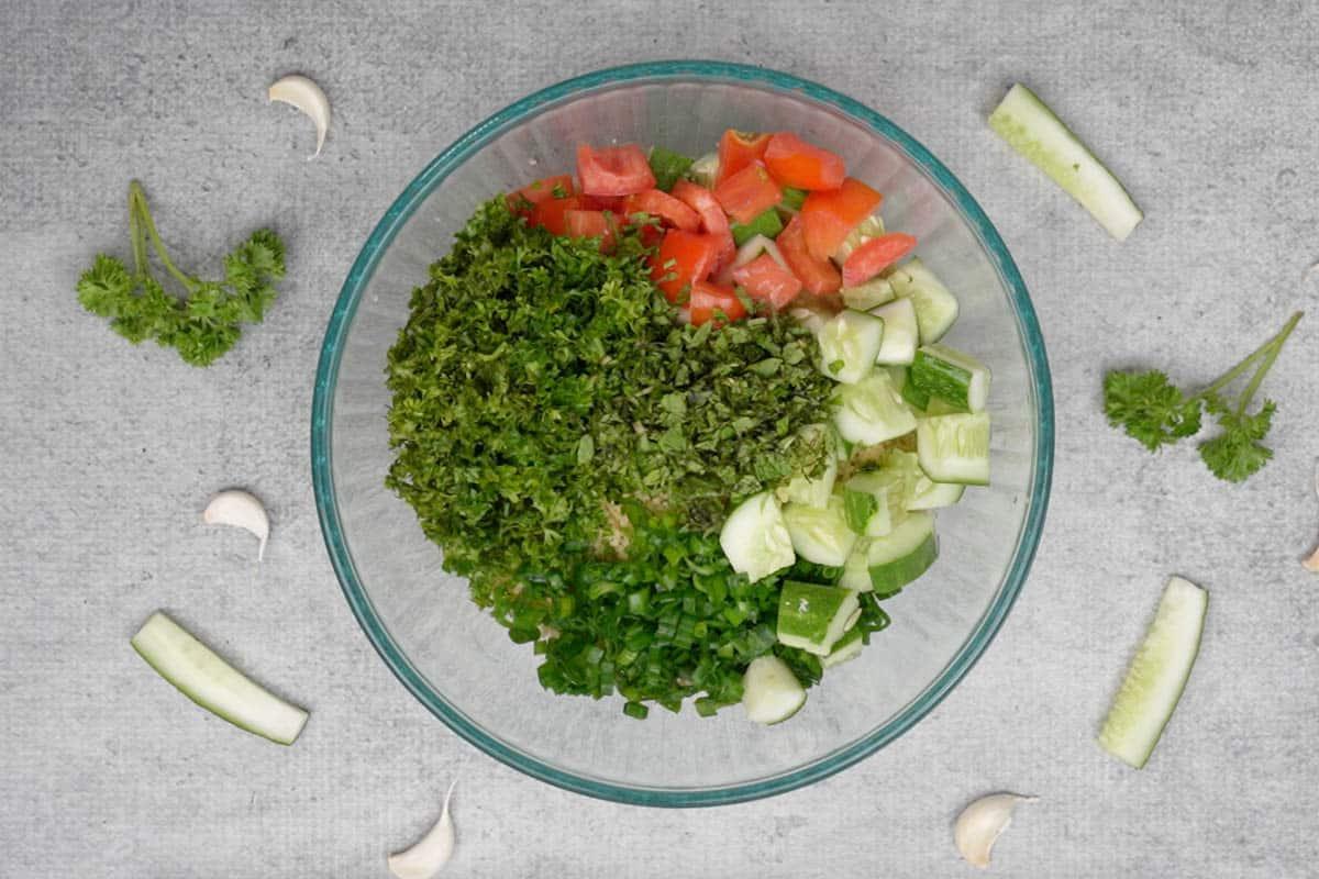 **Insalata di Tabbouleh Tradizionale** 9 Verdure aggiunte alla ciotola.