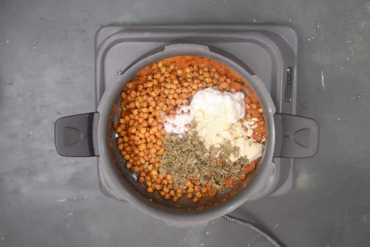 Curry di Ceci Neri 9 Ceci ammollati, yogurt, besan, kasuri methi e sale aggiunti nella pentola a pressione.