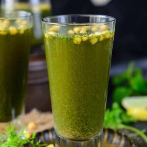 Jaljeera (Bevanda Estiva Indiana Acidula) 9 Jaljeera è una popolare bevanda del Nord dell'India a base di coriandolo, menta e spezie. È rinfrescante, stuzzicante e perfetta da sorseggiare nelle calde giornate estive.