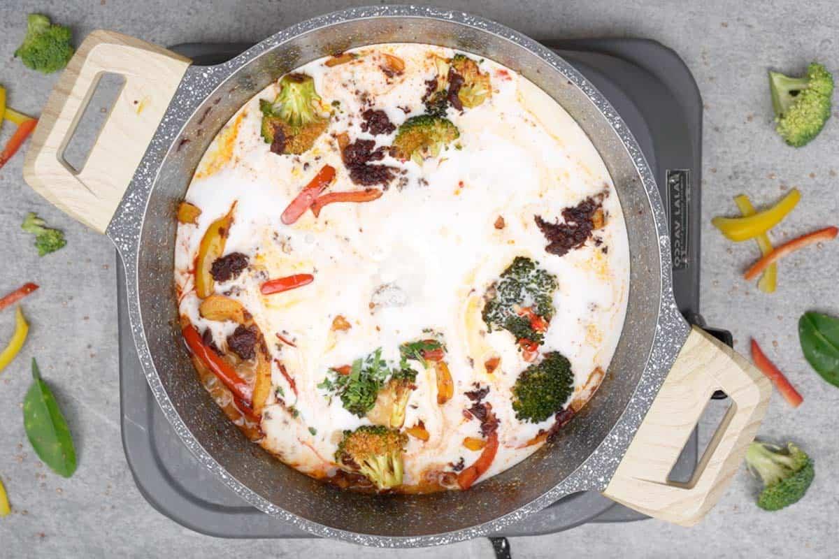 Salmone al Curry Panang 9 Una combinazione di foglie di lime kaffir, peperoncini, salsa di pesce e latte di cocco aggiunti alla padella.