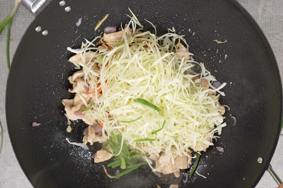 Pollo Mei Fun 9 Verdure aggiunte al wok.
