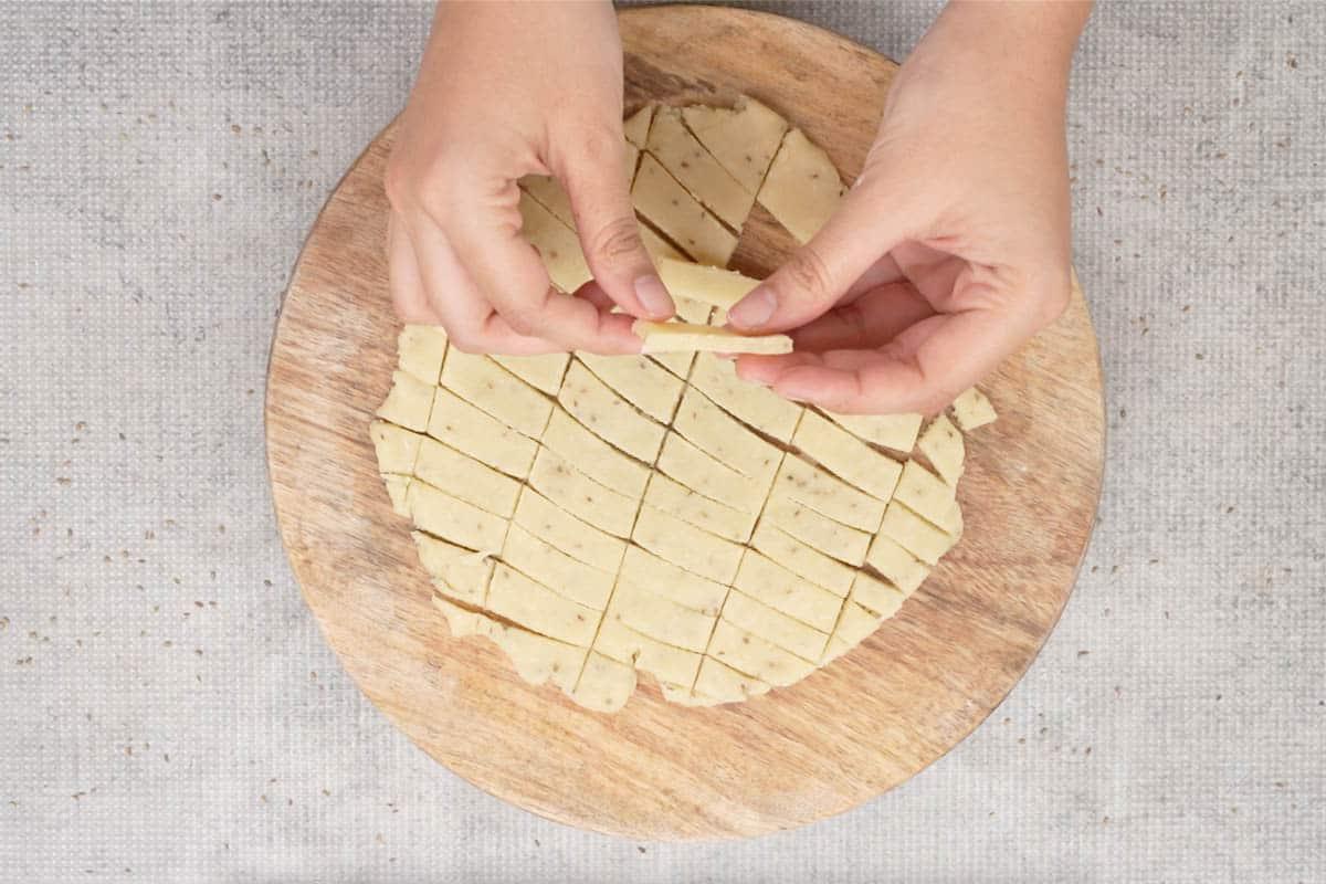 **Biscottini Salati Fritti** 9 Impasto tagliato a rettangoli.