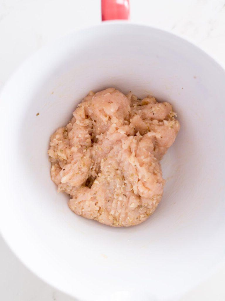 Polpette di pollo caramellate 9 Impasto per polpette di pollo in una ciotola
