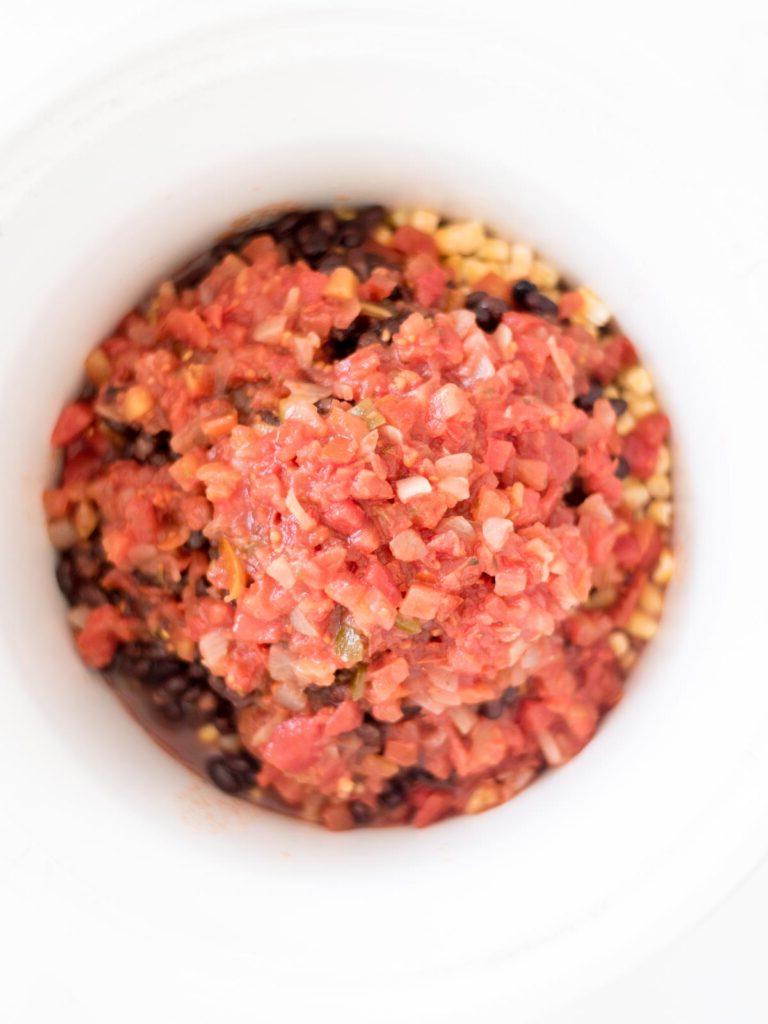 Pollo Messicano a Cottura Lenta 9 Pomodori a cubetti con peperoncini verdi (Rotel) aggiunti alla slow cooker.
