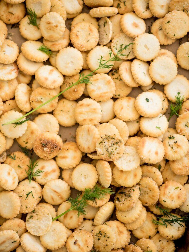Cracker alle ostriche conditi con aneto fresco cosparso sopra.