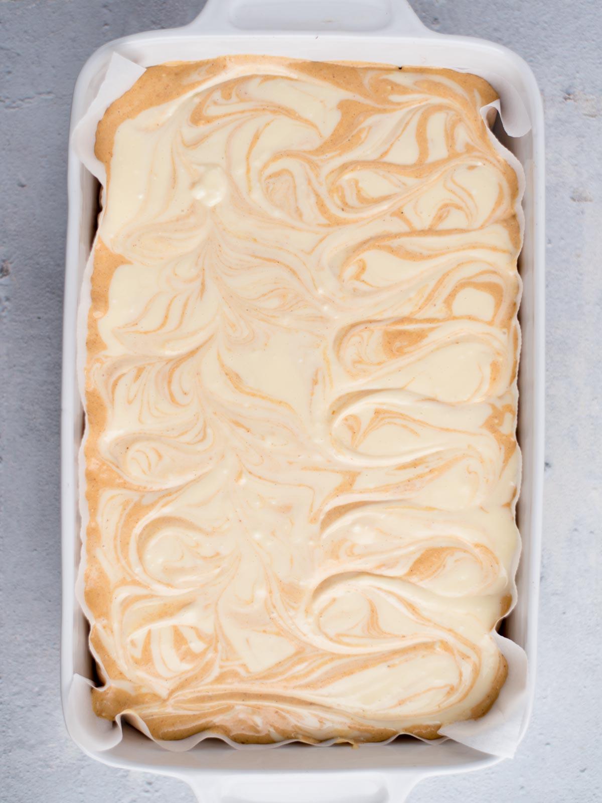 Come preparare i Quadrotti di Cheesecake alla Zucca 9 Barrette di cheesecake non cotte a spirale in una teglia 9x13