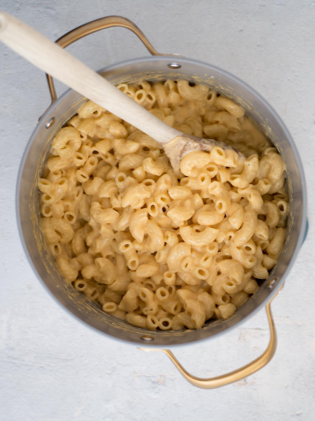 **I Migliori Maccheroni al Forno Super Formaggiosi** 9 Mac and Cheese completamente mescolato in una pentola, pronto per essere trasferito.