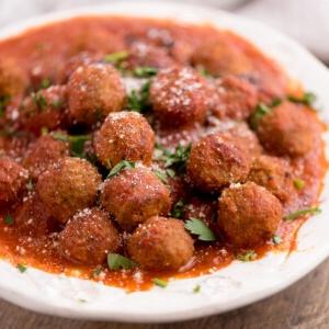 Polpette Congelate nell'Instant Pot 9 Polpette in salsa di pomodoro in una grande ciotola di servizio.