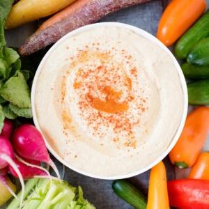 Facile Hummus Fatto in Casa 8 Hummus cosparso di paprika in ciotola bianca
