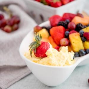 Crema allo Yogurt e Formaggio Spalmabile per Frutta 9 Fragola intinta nella crema dip allo yogurt con una ciotola di frutta