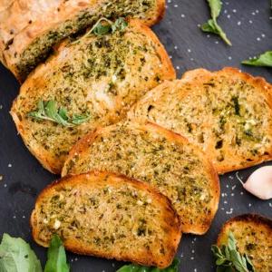 Pane all'aglio fatto in casa con pane a fette 9 pane all'aglio facile a fette su tagliere