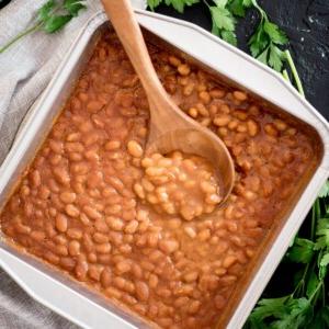 Cosa servire con la Cottage Pie 9 Fagioli al forno affumicati in una teglia con un cucchiaio