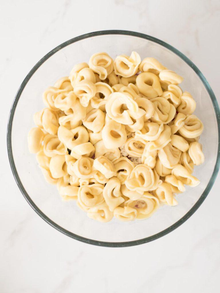 Insalata di Tortellini Fredda Greca 9 tortellini cotti aggiunti alla ciotola di miscelazione