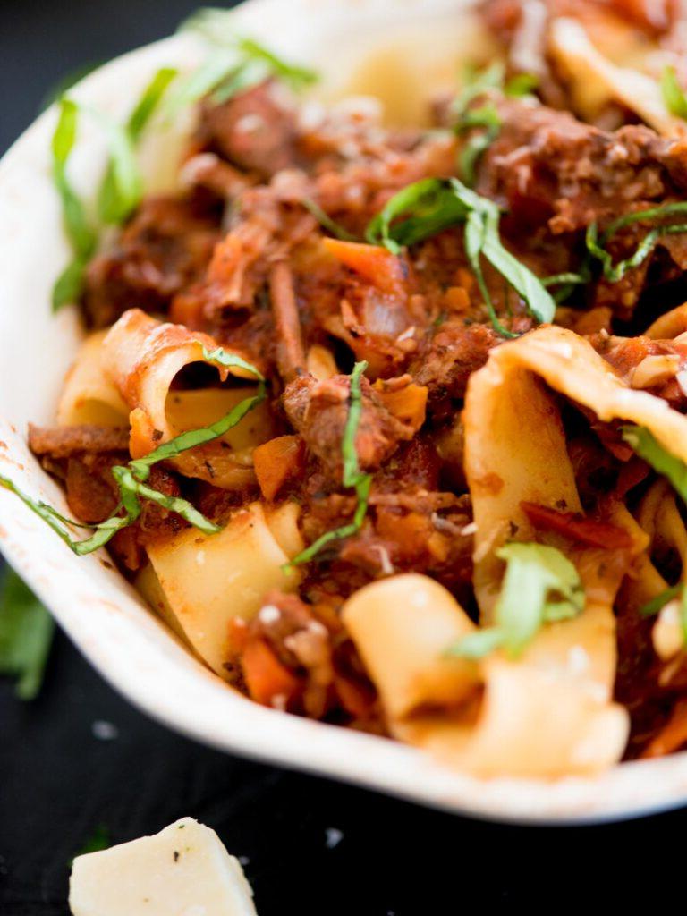 Ragù di Manzo a Lunga Cottura 9 ragù di manzo su pasta guarnito con basilico e parmigiano