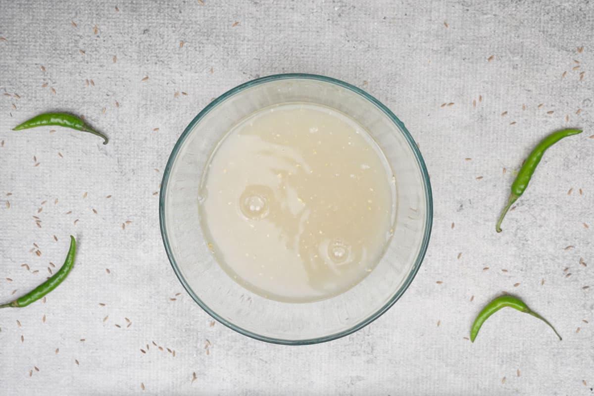 Khichdi di Miglio Perlato 9 Bajra coperto d'acqua.