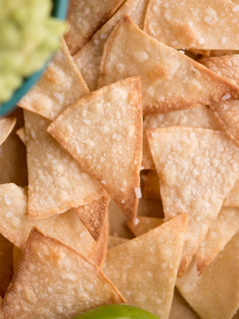 Un mucchio di chips di tortilla salate al forno.