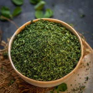 Foglie di fieno greco essiccate o Kasuri Methi è un'erba importante nella cucina indiana. Scopri come essiccare le foglie di fieno greco a casa in questo post.