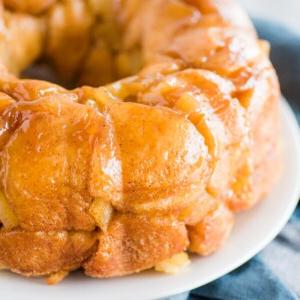 Pane delle Scimmie alla Mela e Cannella con Biscotti Grands 9 apple cinnamon monkey bread on white plate