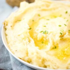 Purè di Patate nella Instant Pot alla Perfezione 10 purè di patate in piatto bianco guarnito con burro fuso ed erba cipollina