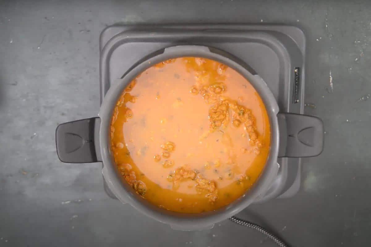 Curry di Ceci Neri 10 2 tazze d'acqua aggiunte nella pentola.