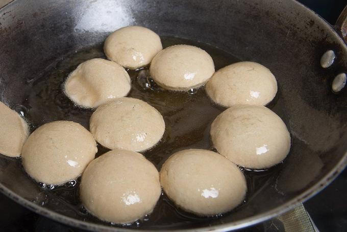 Golgappa fatti scivolare nell'olio caldo.