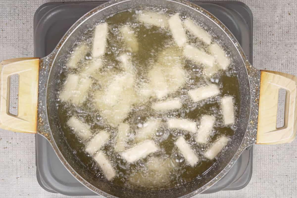 **Biscottini Salati Fritti** 10 Namak pare che friggono nell'olio caldo.