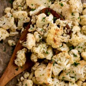 Una porzione di cavolfiore arrosto viene servita da una teglia da forno