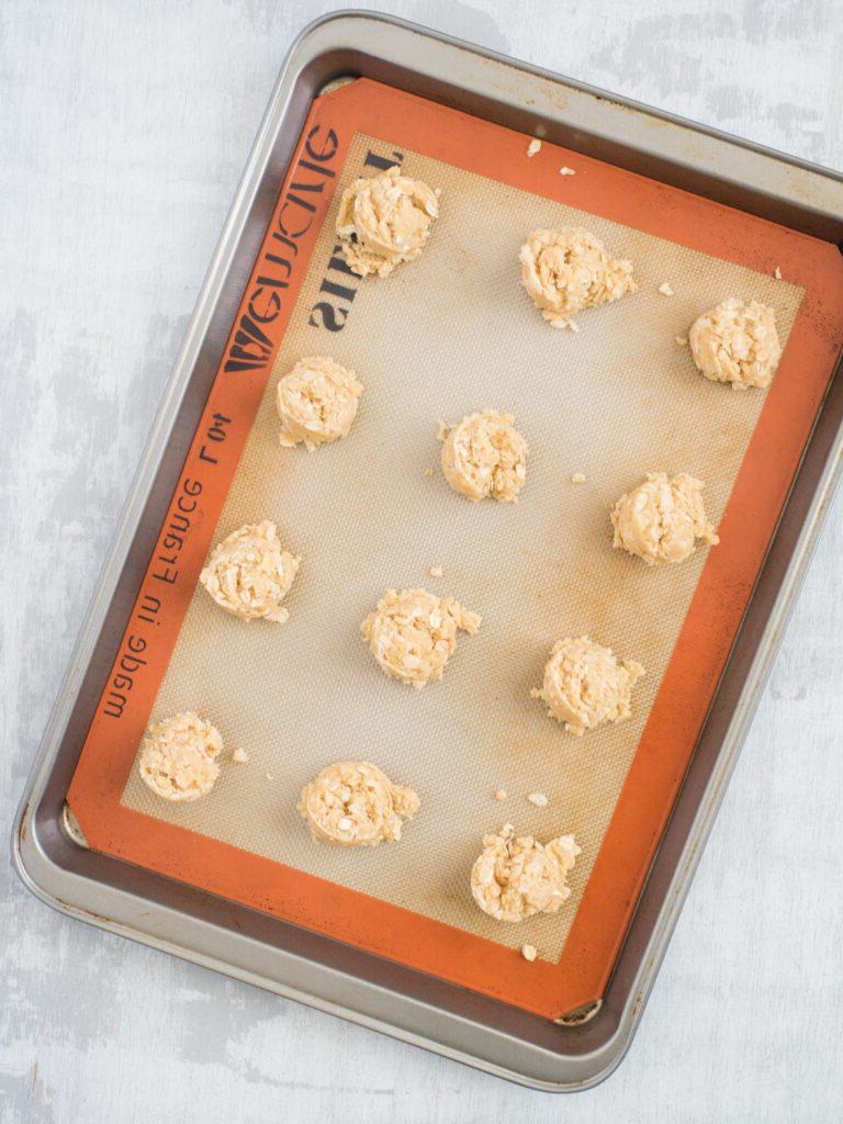 Ricetta Biscotti Avena e Rice Krispies 10 Biscotti porzionati su una teglia da forno