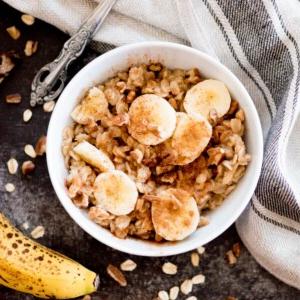 Ricetta di Porridge al Banana Bread 10 banana oatmeal in a bowl topped with cinnamon and nuts