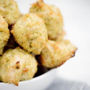 Polpette di Pollo al Pesto 10 polpette di pollo al pesto in una ciotola bianca