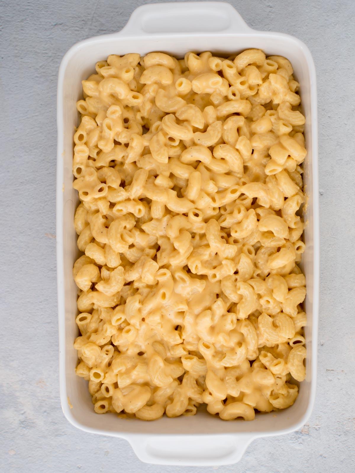 **I Migliori Maccheroni al Forno Super Formaggiosi** 10 Mac and Cheese trasferito e livellato in una teglia da forno.