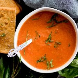 Zuppa Cremosa di Pomodori Arrostiti e Basilico 10 Zuppa cremosa di pomodoro e basilico arrosto guarnita con basilico abbinata a un toast al formaggio