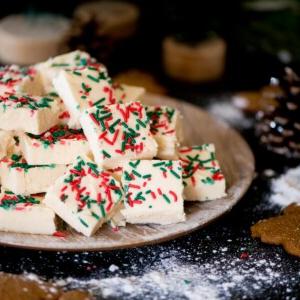 Ricetta Fudge alla Vaniglia – Liscio, Cremoso, Fatto in Casa 10 Fudge alla vaniglia su un piatto ricoperto di codette