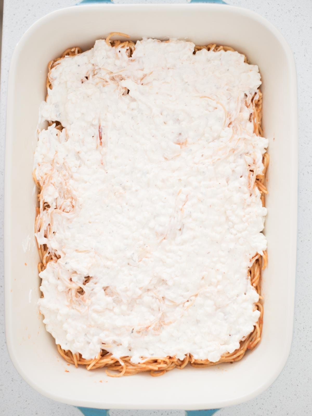 La Migliore Ricetta di Spaghetti al Forno (Facile) 10 Strato di spaghetti coperto con la miscela di formaggio cremoso e ricotta, per la massima cremosità