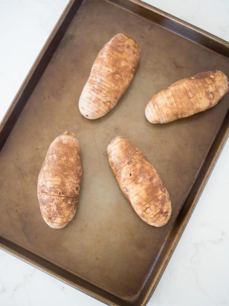 Patate Hasselback all'Aglio 10 patate hasselback affettate su una teglia