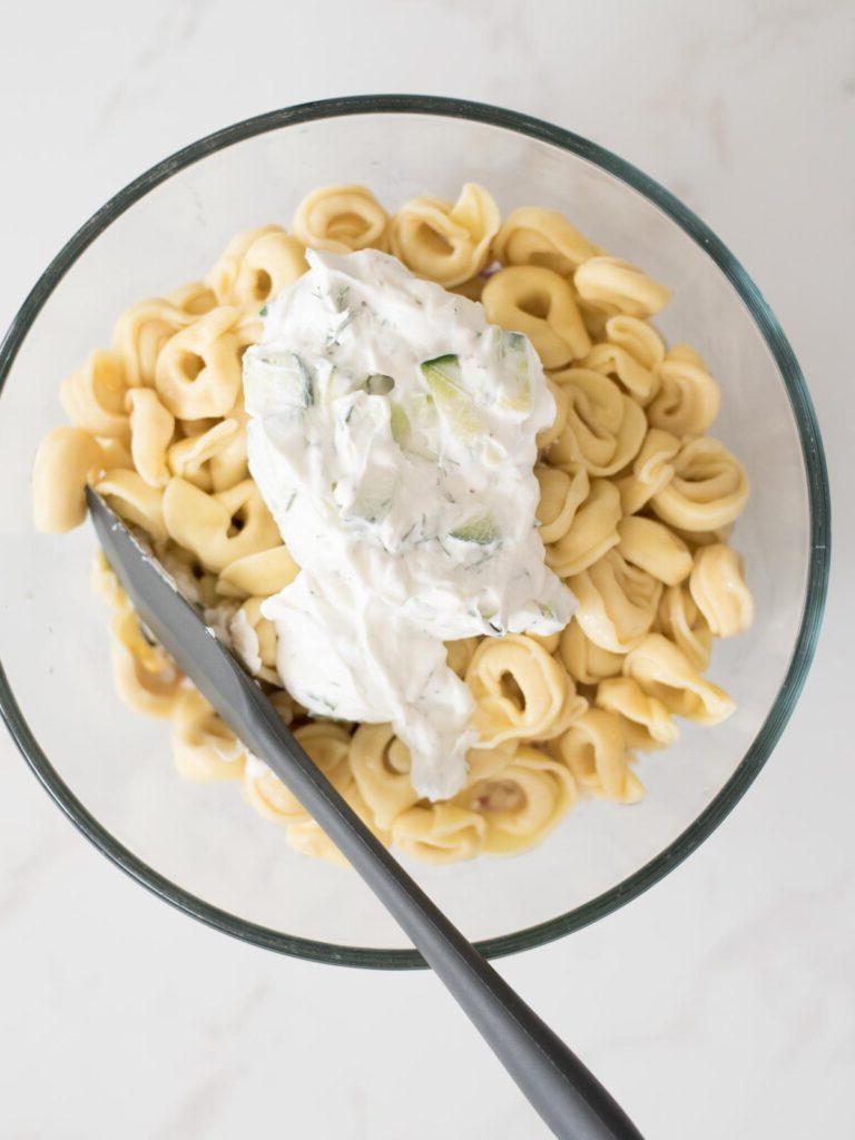Insalata di Tortellini Fredda Greca 10 tzatziki aggiunto ai tortellini