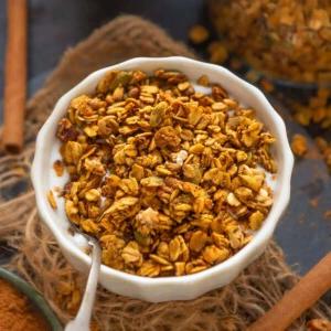 Granola Speziata alla Zucca 10 Preparate questa Granola Speziata alla Zucca sana e super facile a casa in meno di 30 minuti usando 8 ingredienti. È super croccante e ricca di sapori autunnali (vegana).