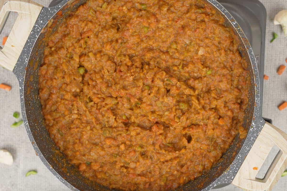 Verdure schiacciate nel bhaji, mostrando la consistenza desiderata.