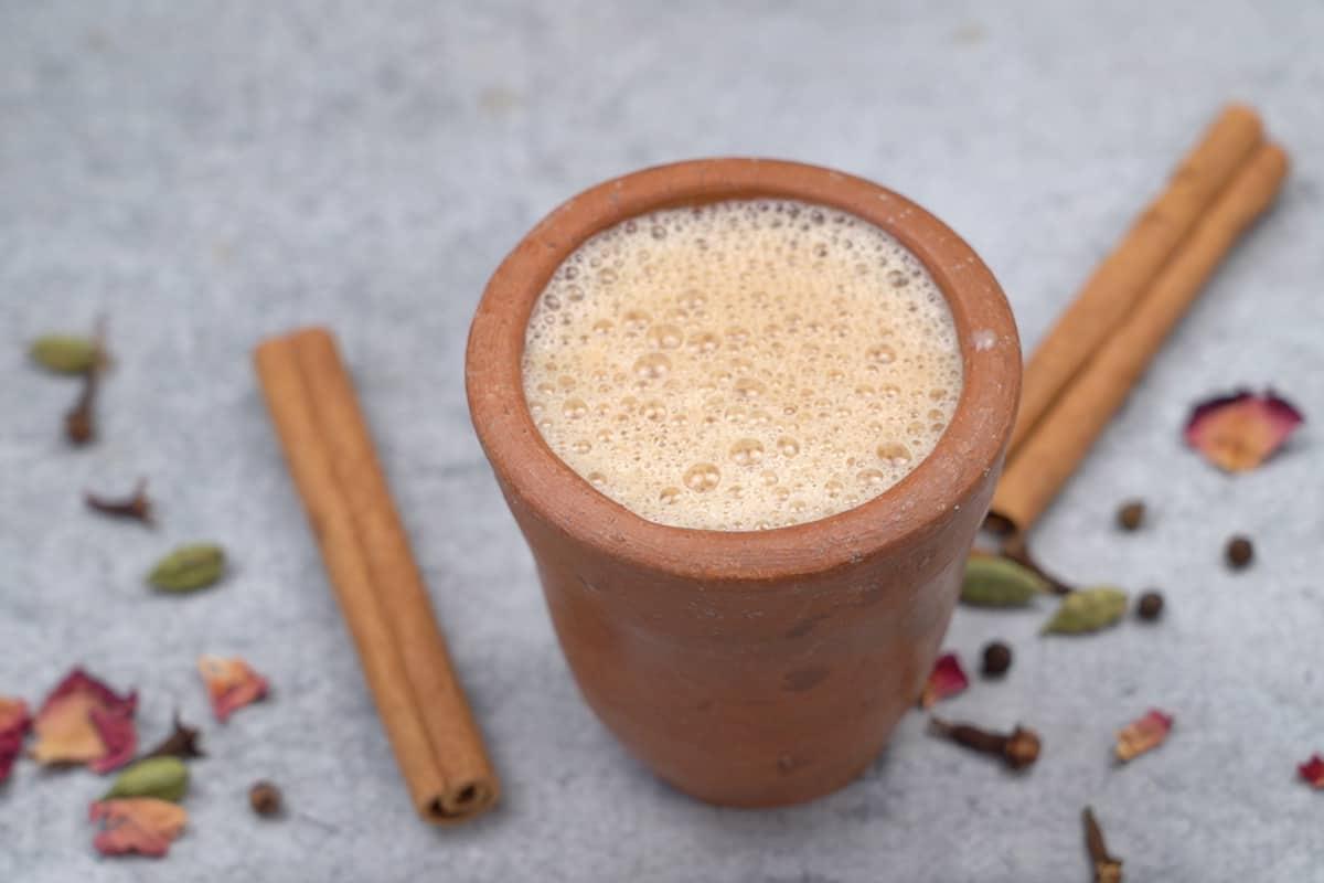 Tandoori Chai (Kulhad Chai) 10 Tandoori chai pronto servito in una tazza.