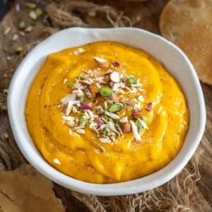 Aamras 10 Aamras è un delizioso dessert indiano preparato con mango freschi e maturi, latte, zucchero e cardamomo macinato. Servitelo da solo come dessert o con puri gonfio per un pasto sostanzioso (senza glutine, facilmente vegano).