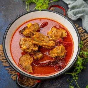 Jungli Maas, una ricetta Rajasthani di 100 anni dove il montone di capra viene cucinato con soli 7 ingredienti semplici. Servire con phulka, bajra roti o makki roti per un pasto tradizionale.