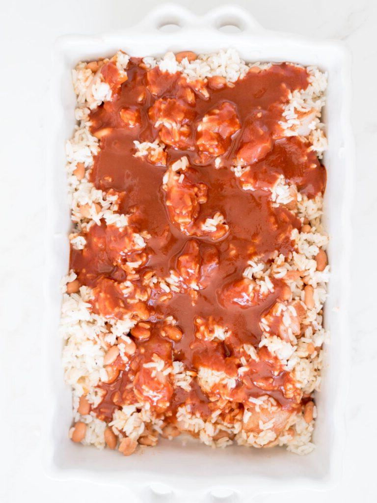 salsa enchilada versata su pollo, riso e fagioli